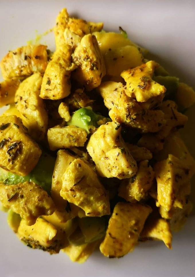 Una foto de Pollo especiado sobre base de mango y aguacate