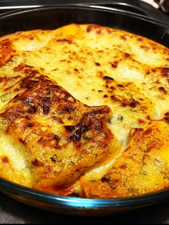 Una foto de Lasaña de verduras y bacon con bechamel de albahaca y mucho queso 🧀 🌿 🤪🤪🌿🧀