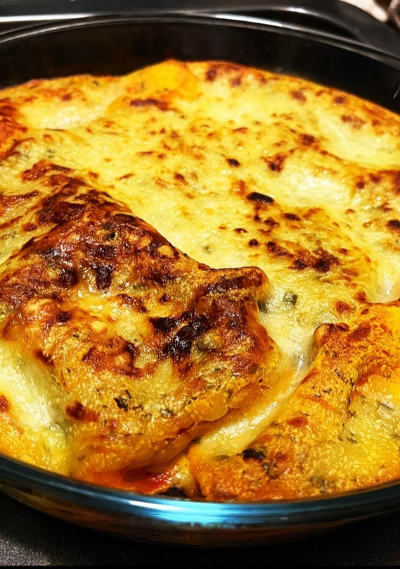Una foto de Lasaña de verduras y bacon con bechamel de albahaca y mucho queso 🧀 🌿 🤪🤪🌿🧀