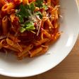 Macarrones con chorizo y tomate picantes