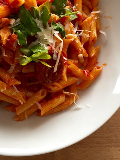 Una foto de Macarrones con chorizo y tomate picantes
