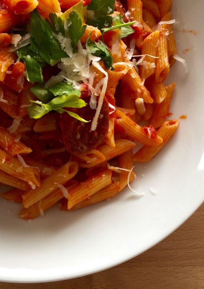 Una foto de Macarrones con chorizo y tomate picantes