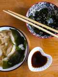 Wonton soup (huntun) con alghe wakame