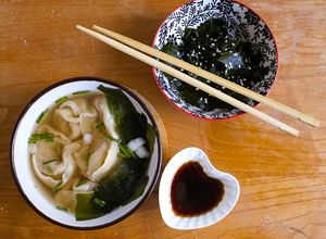 Foto di Wonton soup (huntun) con alghe wakame