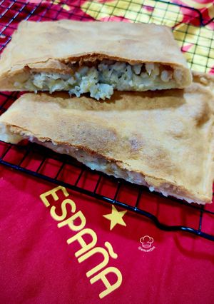Una foto de Empanada de merluza y cebolla