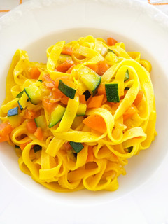 Foto di Tagliatelle con verdure e zafferano