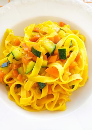 Foto di Tagliatelle con verdure e zafferano