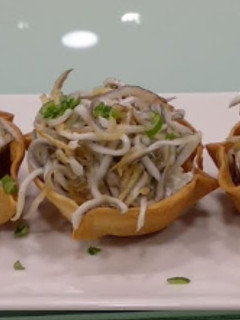 Una foto de Tartaletas de tartar y gulas (o salmón, ventresca...)