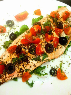 Una foto de 🐟Filete de salmón a la parrilla con tomate cherry y aceitunas