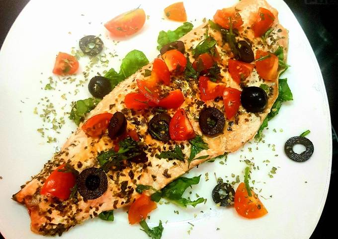 ?Filete de salmón a la parrilla con tomate cherry y aceitunas Receta de  LadyFood- Cookpad