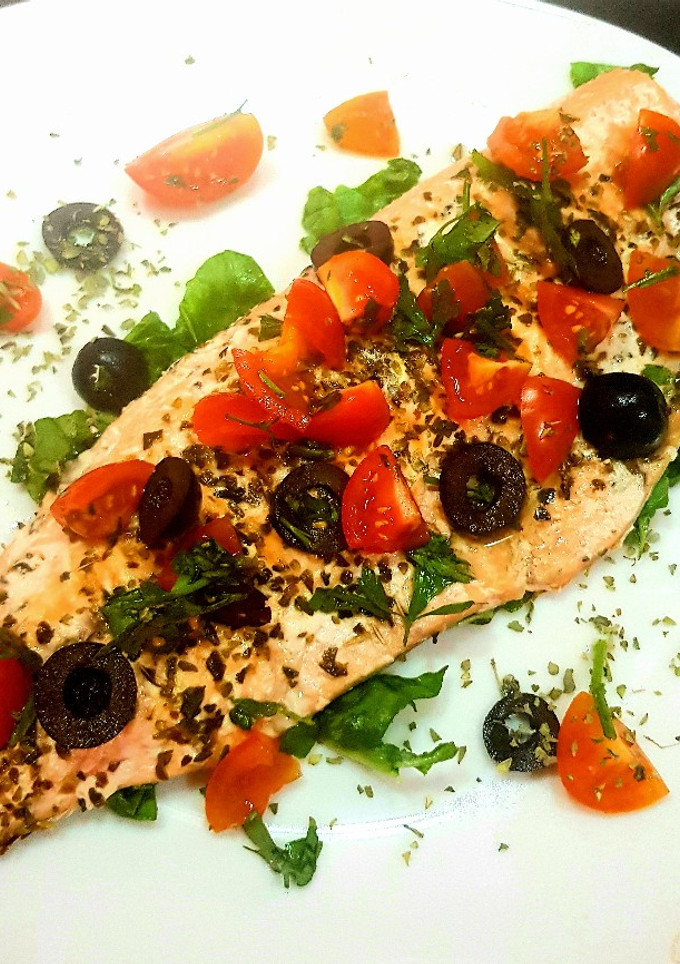 Una foto de 🐟Filete de salmón a la parrilla con tomate cherry y aceitunas