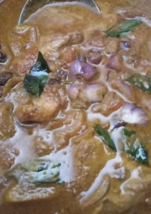 A picture of Varutharacha kadala curry (kerala style chana masala).