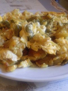 Una foto de Patatas revueltas con huevos, cebolla y pimientos
