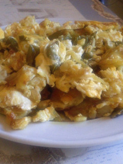 Una foto de Patatas revueltas con huevos, cebolla y pimientos