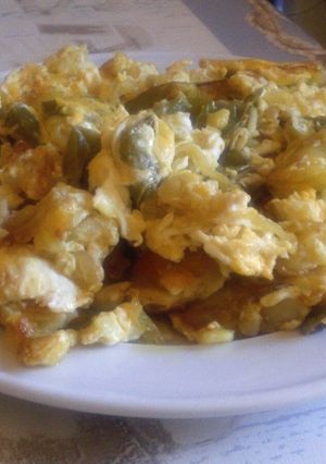 Una foto de Patatas revueltas con huevos, cebolla y pimientos