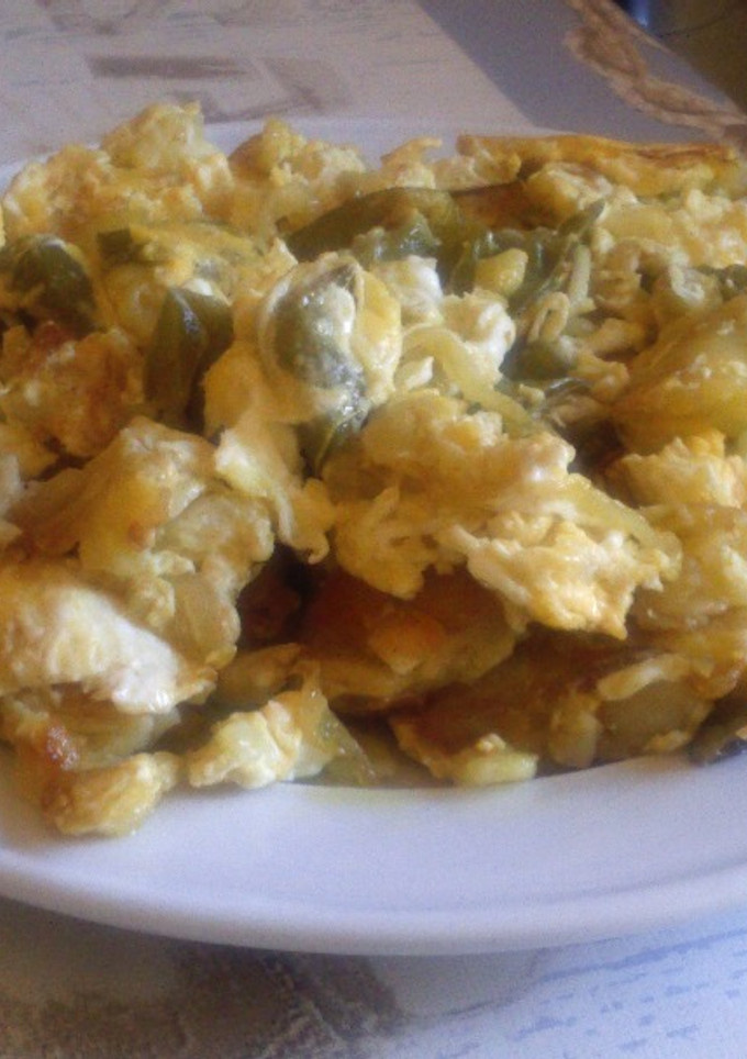 Una foto de Patatas revueltas con huevos, cebolla y pimientos