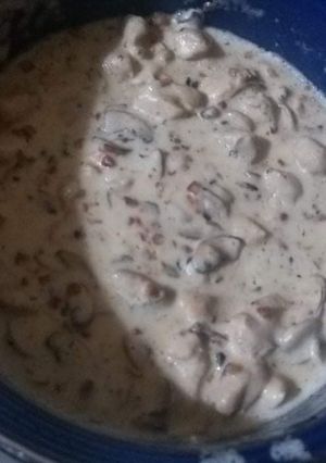 Tejszínes gombás-csirkemell baconnal recept fotója