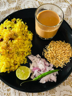 आलू पोहा (aloo poha recipe in Hindi) रेसिपी मुख्य फोटो