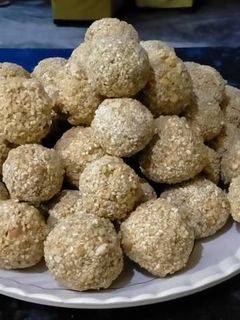 बाजरे तिल गुड़ के लड्डू (bajre til gur ke ladoo recipe in Hindi) रेसिपी मुख्य फोटो