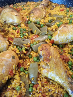 Una foto de Arroz con pollo y verduras