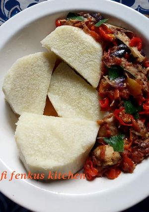 A picture of Boiled yam and fish sauce.