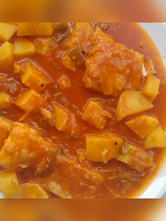 Una foto de Bacalao con tomate, pimiento y patatas