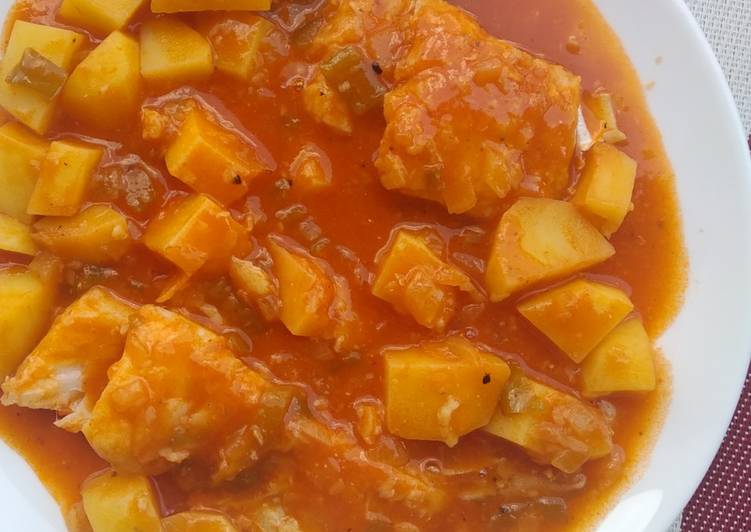 Bacalao con tomate, pimiento y patatas