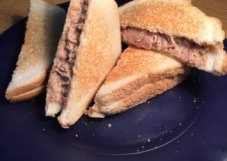 Recipe of Super Quick Tuna Fish Sandwich 🌊