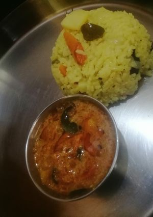 A picture of Veg biryani with tomato salon.