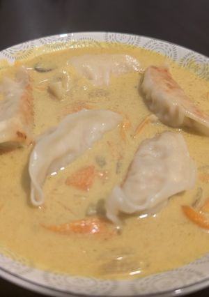 Une photo de Soupe coco et gyoza aux crevettes