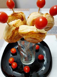 Una foto de Piruletas de hojaldre de jamón y queso