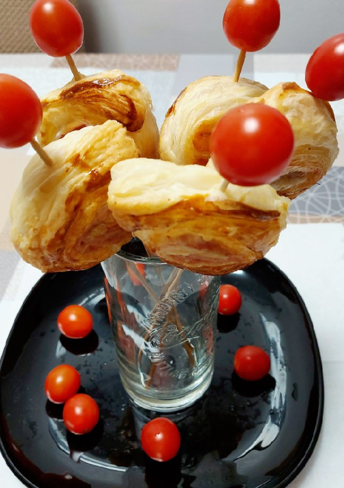 Una foto de Piruletas de hojaldre de jamón y queso