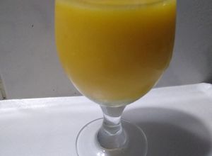 Una foto de Smoothie de mango en almíbar y duraznos maduros