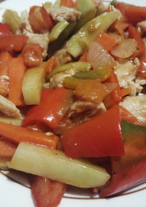 Una foto de Verduras con pollo