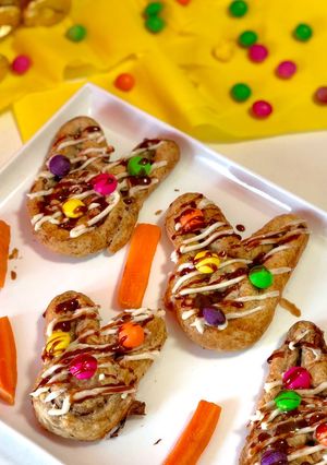 A picture of Easter bunny cinnamon rolls.