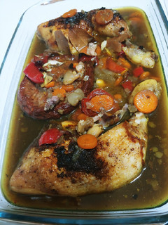 Una foto de Muslos de pollo al horno con especias morunas