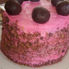 A picture of Lemon and strawberry red cake.