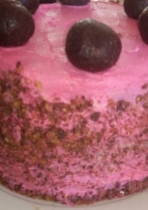 A picture of Lemon and strawberry red cake.