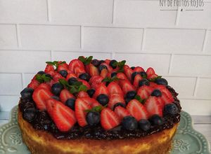 Una foto de Cheesecake tipo New York de frutos rojos