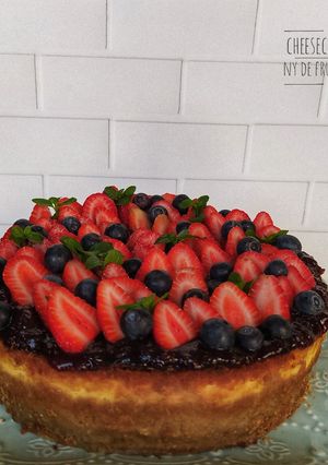 Una foto de Cheesecake tipo New York de frutos rojos