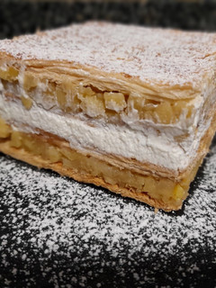 Una foto de Milhojas de manzana y nata