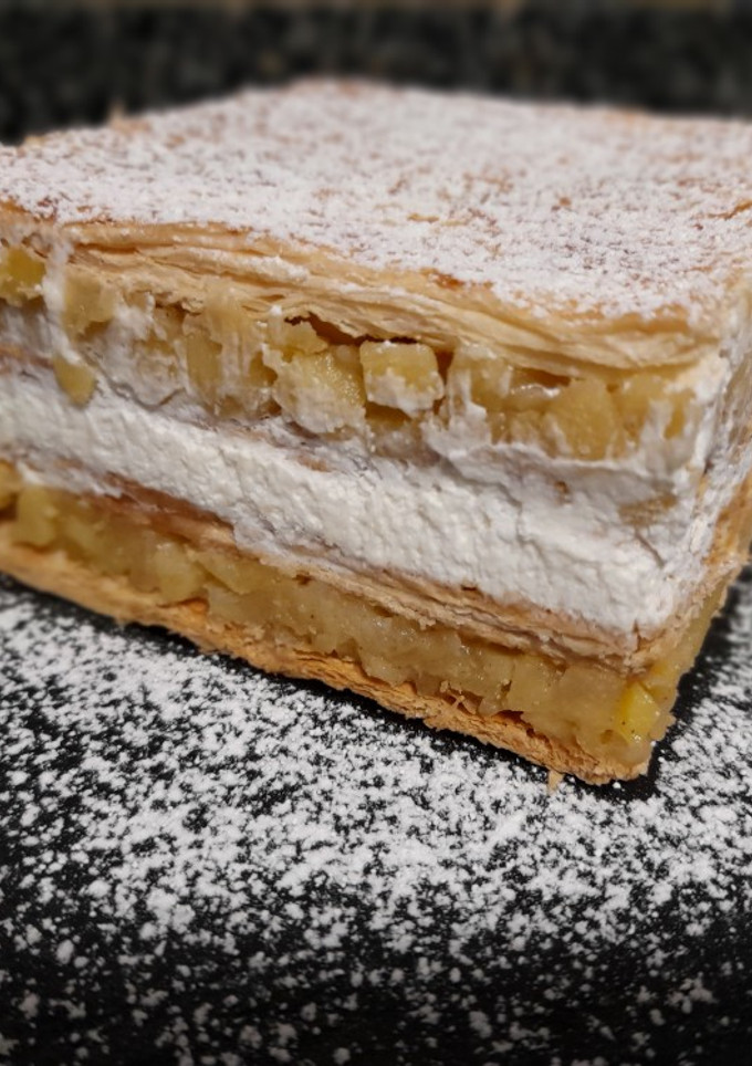 Una foto de Milhojas de manzana y nata