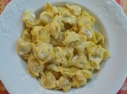 Una foto di pasta panna e parmigiano