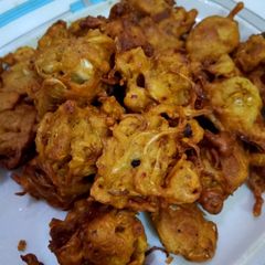 A picture of Iftari ke liye pakory.