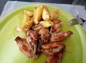 Foto di Ali di pollo con patate al forno😋🍗🍟