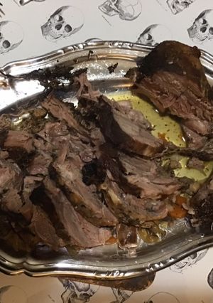 Une photo de Gigot d'agneau de 8 heures confit d'ail oignon et carottes aux aromates