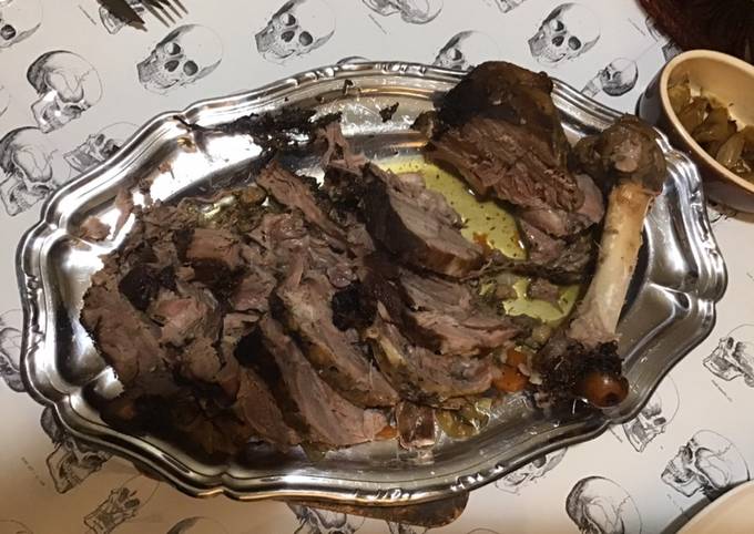 Gigot d agneau de 8 heures confit d ail oignon et carottes aux aromates