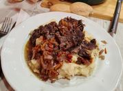 Una foto de ossobuco al horno con vegetales