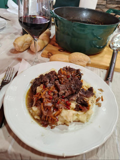 Una foto de Osobuco con verduras
