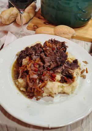 Una foto de Osobuco con verduras